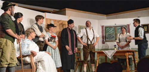 „Beim Theaterspiel muss jeder immer in seiner Rolle bleiben“: Regiegehilfe Florian gibt Anweisungen. Die Darsteller (von rechts): Manfred Altenweger, Claudia Sanftl, Christian Sixt, Michael Huber, Gabi Zehetmayer, Elias Altenweger, Karin Forstmaier, Regina Haas und Florian Egger.Foto Sieberath