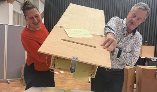 Beinahe bis 3 Uhr morgens wurden in Bruckmühl noch Stimmen für die Kommunalwahlen ausgezählt.Foto Gemeinde Bruckmühl