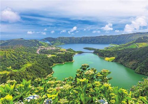 Beliebter Klassiker: Wanderer nehmen sich auf São Miguel oft die Tour bei Sete Cidades vor. Foto Smarterpix_DaLiu