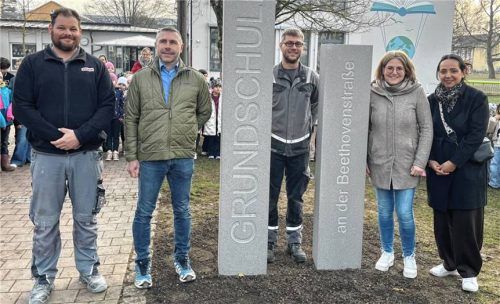 Benjamin Kriha, Hubert Anglhuber (technischer Betriebsleiter) und Ludwig Bichlmaier von der Firma Stangl AG sowie Stephanie Holzner und Zeliha Icen (von links) vom Elternbeirat wohnten der feierlichen Einweihung der neuen Namensschilder der Beethovenschule bei. Foto re