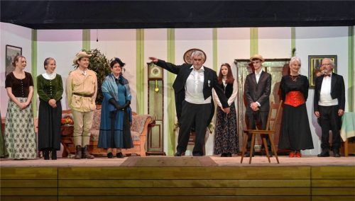 Besonders die Auftritte von Anton Neubauer als Robitschek und Franz Strell als Leopold Schöller sorgten immer wieder für wahre Lachsalven im Saal. „Pension Schöller“ ist eine turbulente, temporeiche Boulevardkomödie voller schräger Typen, Wortwitz und Situationskomik. Foto Auer