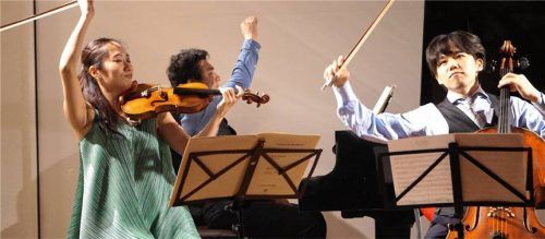 Bestachen mit einem energievollen Auftritt: Kyoko Ogawa (Violine), Kosuke Akimoto (Klavier) und Yu Ito (Violoncello). Foto Janoschka