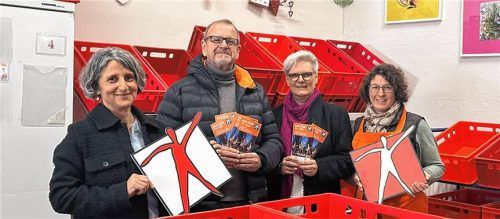 Besuch bei der Tafel Rosenheim: (von links) Andrea Janshen von den Sparkassenstiftungen Zukunft, Reinhart Knirsch, Vorsitzender des Kulturforums Rosenheim, Susanne Grundwald, Projektkoordinatorin „Kultur für alle“, sowie Martina Kaul, Sprecherin der Tafel Rosenheim. Foto Sparkassenstiftungen Zukunft für die Stadt und für den Landkreis Rosenheim