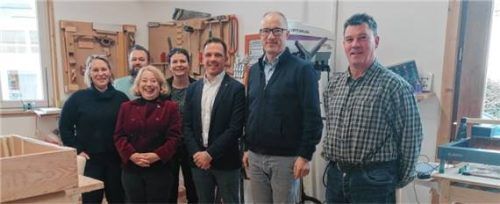 Besuch in der Werkstatt: (von links) Franziska Gemmer (Werkstättenleitung), Marcus Käsbohrer (Schreinermeister), Verena Streit (Bereichsleitung Jugendwerkstatt), Silke Bloßfeld (Sozialpädagogin A&L), Ronny Schmidt (Teamleiter Berufsberatung, Agentur für Arbeit Rosenheim), Michael Preisendanz (Geschäftsführer operativ, Agentur für Arbeit Rosenheim) und Jörg Diehl (Teamleiter Markt und Integration U25). Foto re