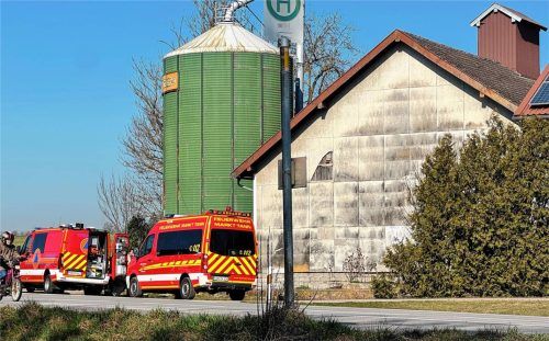 Betroffen ist jetzt auch ein Masthähnchenbetrieb bei Gangkofen (Landkreis Rottal-Inn). Feuerwehr und Helfer der KBLV (Kontrollbehörde für Lebensmittelsicherheit und Veterinärwesen) waren vor Ort.Fotos  Gruber