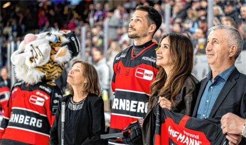 Bewegender Moment: Sinan Akdag mit Frau und Eltern bei der Ehrungszeremonie zum 1000. DEL-Spiel in Nürnberg.
