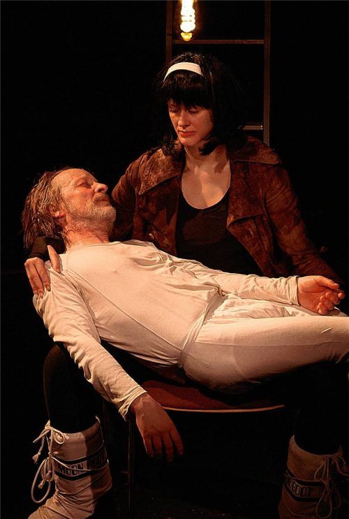 Bewegendes Ende: Poppet (Hilmar Henjes, links) stirbt in den Armen von Semiramis (Rosalie Schlagheck). Foto Flamm