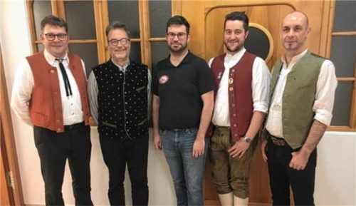 Bezirksdirigent Wolfgang Maier mit dem neugewählten Stellvertreter Martin Lamprecht. Daneben der neu gewählte Ersatzdelegierte Tobias Iglhaut mit Bezirksjugendleiter Wolfgang Joschko und Bezirksleiter Bernhard Jira (von links). Foto Jaensch