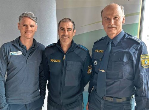 Biathlon-Bundestrainer Tobias Reiter (Mitte) wurde in Ainring bei der Spitzensportförderung der Bayerischen Polizei von Kollegen herzlich begrüßt, links Medienkoordinator David Salzac, rechts Jürgen Kamm, Leiter des Spitzensports. Foto Kas