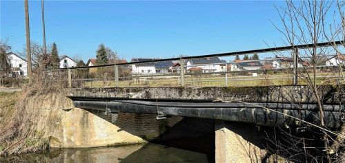 Bis Mai hätte die Frauendorfer Brücke neu gebaut werden sollen, doch bis heute steht das Bauwerk noch. Foto Lohmann