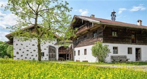 Blick auf den Vierseithof im Frühling.Foto erlebe.bayer