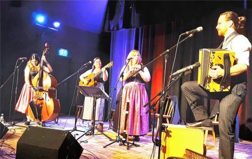 Boten ein äußerst kurzweiliges Konzert: Kontrabassistin Magdalena Kufer am Kontrabass, Berni Heinrich an der Gitarre, Flötistin Anette Petz und Harmonikaspieler Christopher Zeiser. Foto zöller