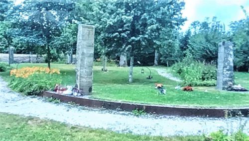 Breitbrunn diskutiert die neue Friedhofsgestaltung. Das Bild zeigt zwei Stelen. Foto Dachs