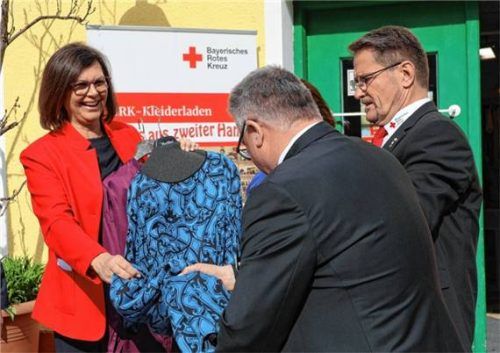 BRK-Botschafterin Ilse Aigner spendete ein Abendkleid an den Rosenheimer Kleiderladen. Foto Mischner