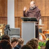 Bruder Andreas teilt beim Starkbierfest kräftig aus