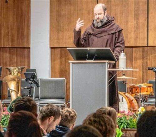 Bruder Andreas, Andreas Steiner, hält den Unterwössnern mit deutlichen Worten den Spiegel vor. Foto Flug