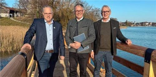 Brückengänger: (von links) Bürgermeister Martin Bartlweber, Bezirkstagspräsident Thomas Schwarzenberger und der Geschäftsleiter vom Kloster Seeon, Gerald Schölzel. Foto re
