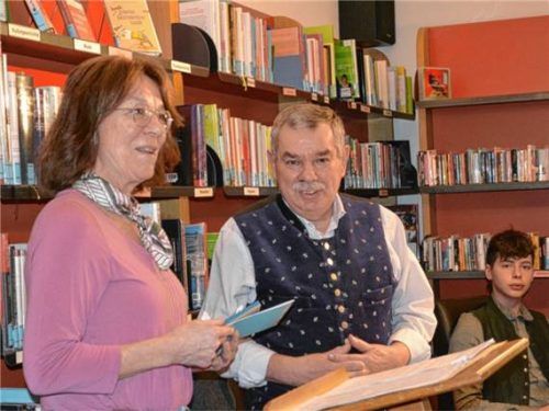 Büchereileiterin Caroline Zeisberger (links) dankte für den humorvollen Einblick in die botanische Orientierung durch Gustl Lex. Musikalisch unterhielt Samuel Polleichtner.Foto  Eder