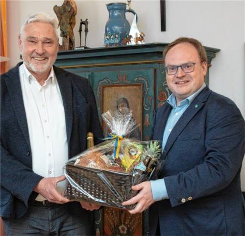 Bürgermeister Andreas Friedrich (rechts) dankte Dirk Schröder für seinen langjährigen und unermüdlichen Einsatz um das Prienavera Erlebnisbad und die Stippelwerft. Foto Berger