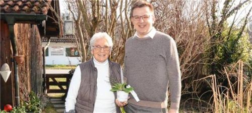 Bürgermeister Christoph Schneider gratulierte Hildegard Gierlinger zum 90. Geburtstag. Foto Schwitteck