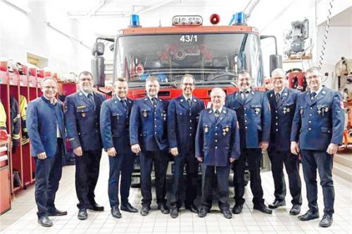 Bürgermeister Daniel Mair, KBI Franz Hochhäuser, Paul Schäffer, Peter Bauer, Lorenz Noichl, Markus Schäffer, Sebastian Aringer, Thomas Bartsch und Martin Dialler (von links). Foto Hötzelsperger
