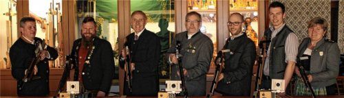 Bürgermeister Franz Ehgartner und die Schützenmeister der sechs Vereine aus dem Gemeindegebiet Obertaufkirchen eröffnen das Gemeindepokalschießen 2026: (von rechts) Angela Schwarzenböck, „Rimbachquelle“ Hofgiebing, Peter Friesinger, Schützengesellschaft Oberornau, Martin Hartinger, „Grüne Eiche“ Stierberg, Johann Kirschner, „Hubertus“ Obertaufkirchen, Bürgermeister Franz Ehgartner, Martin Stellner, „Tannengrün“ Annabrunn, Martin Schrankl, „Gemütlichkeit“ Frauenornau.Foto Ehgartner