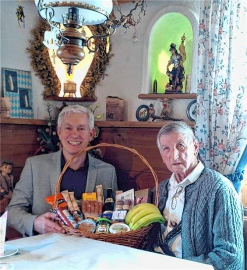 Bürgermeister Georg Auer mit dem Jubilar Gerhard Hamburger. Foto Huber