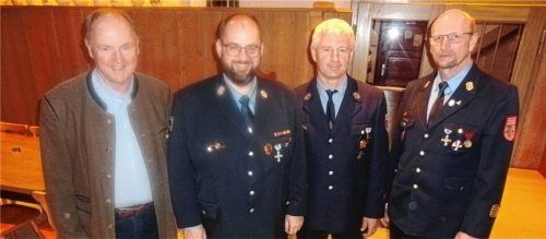 Bürgermeister Johann Ziegleder, Feuerwehrvorsitzender Franz Mehringer und Kreisbrandrat Harald Lechertshuber (von links) beglückwünschten Matthias Ortmeier (Zweiter von links) zur einstimmigen Wiederwahl zum Ersten Kommandanten.Foto Jaensch