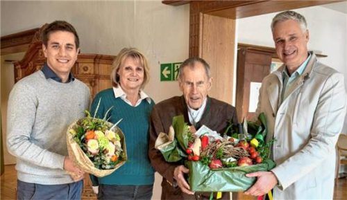 Bürgermeister Justus Pfeifer (links) und Tourismuschef Dr. Gregor Matjan (rechts) überreichen Christoph Wörnle Blumen und einen Geschenkekorb als Zeichen der Wertschätzung für seine Arbeit im Heimatmuseum und heißen Andrea von Knoerzer-Suckow als Nachfolgerin willkommen. Foto re