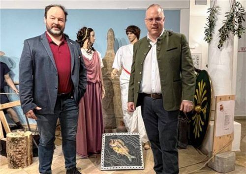 Bürgermeister Martin Bartlweber (rechts) und Museumsleiter Matthias Ziereis begutachten vorab die neue Sonderausstellung im Römermuseum. Foto re