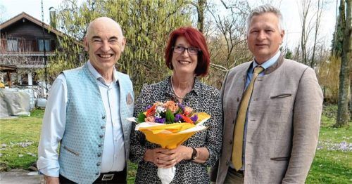 Bürgermeister Richard Richter (rechts) gratulierte Hans und Marlies Ampletzer. Foto Baumann