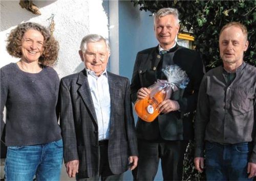 Bürgermeister Richard Richter (Zweiter von rechts) gratulierte im Namen der Marktgemeinde Ernst Böhm zum Jubiläum. Darüber freuen sich auch Tochter Manuela und Sohn Norbert. Foto mitbaumann