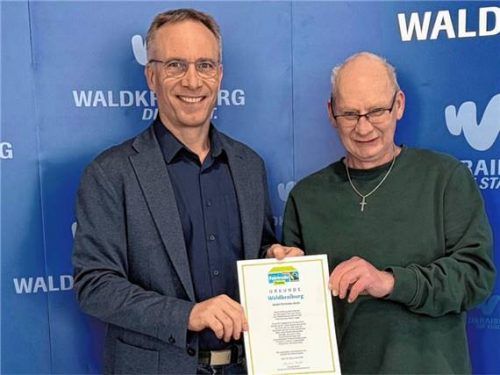 Bürgermeister Robert Pötzsch (links) und René Keil von der Steuerungsgruppe Fairtrade Waldkraiburg freuen sich über die Verlängerung des Titels. Foto  Stadt