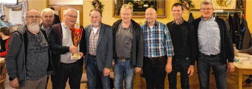 Bürgermeister Sebastian Winkler (Vierter von links) mit der siegreichen Mannschaft der KSK Buchbach sowie Josef Gebler vom Kreisverband, KSK-Vorsitzender Josef Weiß und Josef Hauser, Sieger der Einzelwertung (von rechts). Foto re