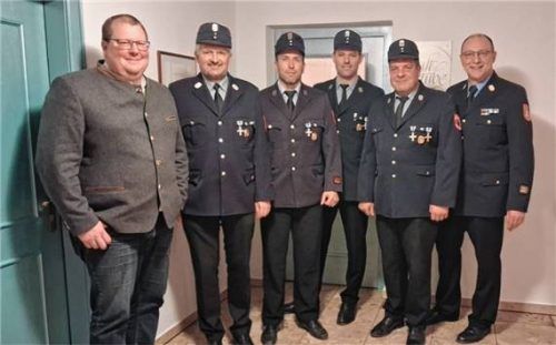 Bürgermeister Stefan Adam, Kommandant Martin Posch, Stefan Wechselberger, Martin Rottmoser, Hans Heumann und Kreisbrandinspektor Stephan Hangl (von links).Foto re