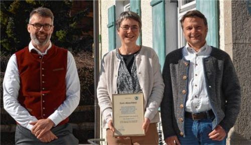 Bürgermeister Stefan Kattari (links) verabschiedete Kollegin und Museumsleiterin Anette Grimm gemeinsam mit Verwaltungschef Peter Enzmann. Foto Eder