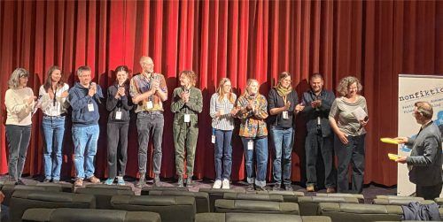 Bürgermeister Stephan Schlier (rechts) bedankt sich bei den Organisatoren der Nonfiktionale. Foto Fleckenstein