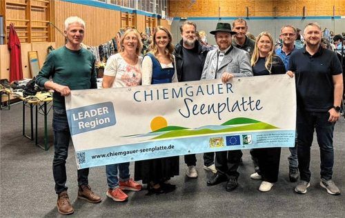 Bürgermeister Thomas Schmidinger, Margit Hütter (Frauengemeinschaft), Christina Pichler (Musikverein), Christian Fechter (LAG Chiemgauer Seenplatte), Johannes Wolf (Trachtenverein), Christian Krauss (Schützenverein), Vroni Böhm (Kinder- und Jugendförderverein), Robert Urbauer (Feuerwehr) und Stefan Balk (Sportverein), von links) bei der Tauschbörse in der Waldhausener Turnhalle. Foto LAG Chiemgauer Seenplatte
