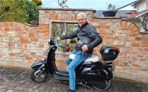 Bürgernähe auf zwei (elektrischen) Rädern: Der eindrucksvoll wiedergewählte Bürgermeister Georg Auer.Foto Huber