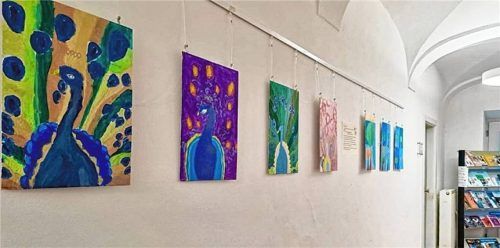 Bunter Blickfang: die farbenfrohen Werke der Schüler im Flur des Rathauses.Foto  re