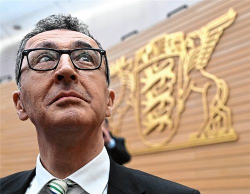 Cem Özdemir (Bündnis 90/Die Grünen) steht im Plenarsaal des Landtags von Baden-Württemberg. Foto dpa