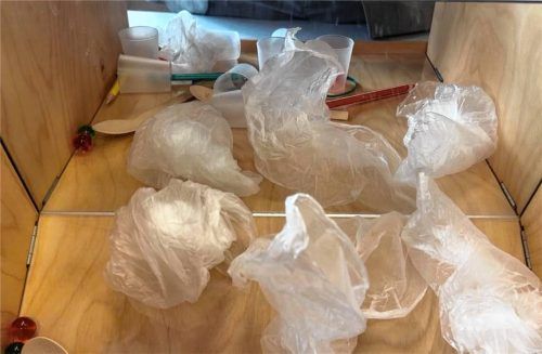 Chaos im Kopf und Druck beim Aufräumen in der vorgegebenen Zeit. Wie fühlt sich Demenz an? An einer gefüllten Box aus Holz und einem Spiegel wird vieles deutlich. Foto Gruber