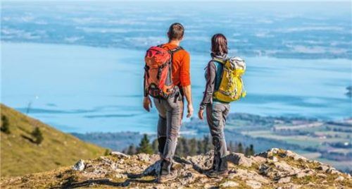 Chiemseeinseln und Kampenwand: Das „See-Gipfel-Ticket“ verspricht abwechslungsreiche Erlebnisse im Frühling. Foto Chiemsee-Alpenland Tourismus