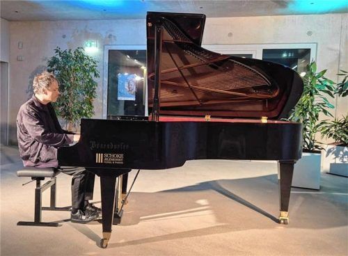Chris Gall am Flügel: In Kiefersfelden entfaltete der Pianist mit „Impressionists Improvised“ eine feinsinnige Klangreise zwischen Debussy, Satie, Ravel und freier Improvisation. Foto  re
