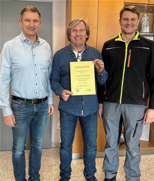 Christian Gumbiller (Mitte) ist von Bürgermeister Dr. Tobias Windhorst (links) und dem Personalratsvorsitzenden Tobias Dietrichsbruckner in den Ruhestand verabschiedet worden. Foto  Stadt Töging