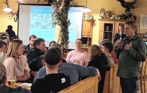 Christian Kerstens (rechts) von der gleichnamigen Firma in Amerang stand den Unterreiter Bürgern Rede und Antwort in Bezug auf die geplante Kiesgrube in Schatzwinkel. Foto Birkhof