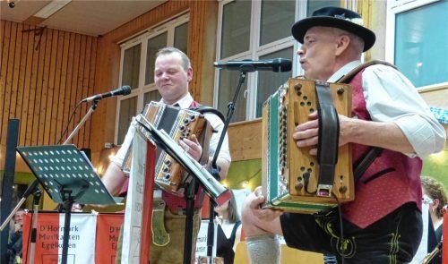 Christian Senftl und Lenz Priglmeier (von links) brachten in der Litanei kuriose Ereignisse in der Gemeinde vor.Foto  Privat