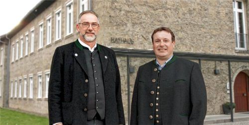 Christian Zweckstätter (links) und Hubert Estner stehen sich in der Brannenburger Stichwahl gegenüber und rufen, vor dem Rathaus stehend, gemeinsam zum Wählen auf. Foto Privat