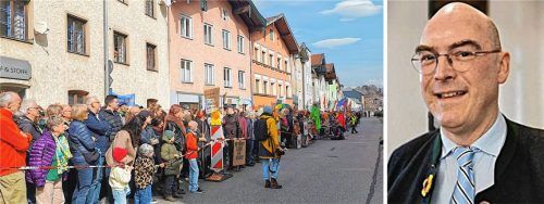 Circa 1.500 Menschen kamen in die Scheibenstraße in Traunstein, um gegen die Eröffnung des neuen AfD-Büros von Bundestagsabgeordneten Dr. Christoph Birghan (rechts) zu demonstrieren. Ein Bündnis aller Parteien, Kirchen und Vereinen, organisiert vom DGB, hatte zum Protest aufgerufen. Foto Collage: Katrin Langenwalter