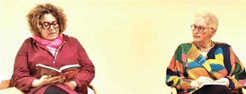 Claudia Brunnmeier-Müller (links) liest aus ihrem Buch „Der rosarote Elefant“ und berichtet von ihren Erfahrungen. Eva-Maria Popp ist Moderatorin und Stütze. Foto Ulrike Zöller